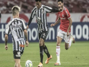 Santos recusa proposta do futebol português pelo meia Ivonei