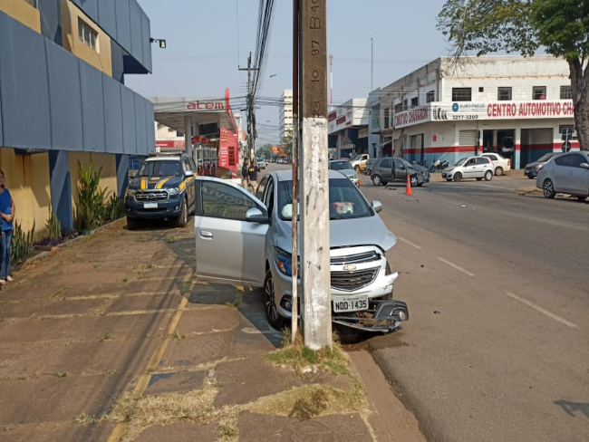 URGENTE: Grave colisão entre carros na frente da sede da PRF   Rondoniaovivo.com