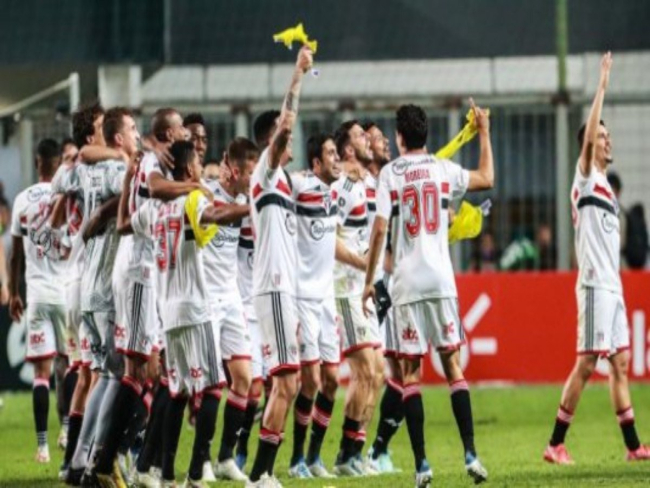 VÍDEO: Jogadores do São Paulo fazem festa após classificação na Copa do Brasil