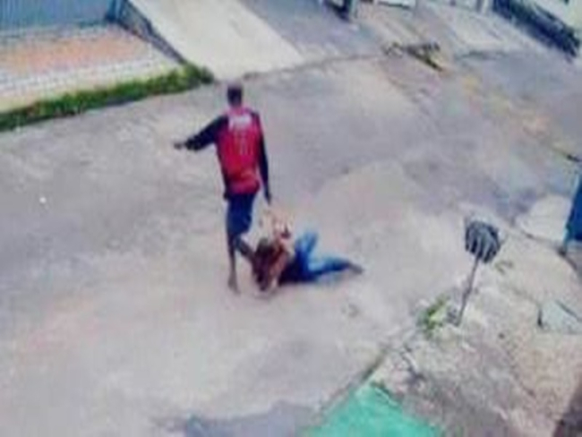 VIOLENTO: Bandido arrasta mulher no asfalto durante roubo na zona Leste   Rondoniaovivo.com