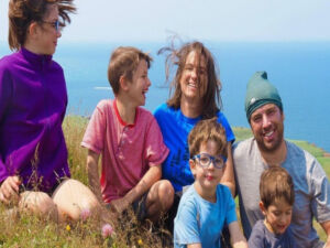 Família canadense faz viagem pelo mundo antes que filhos percam visão