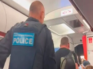 Passageiro é expulso sob protestos por acender um cigarro em avião
