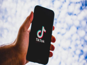 TikTok mostra desinformação em 20% dos resultados da busca, diz estudo