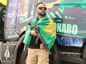 FORA: Cabo da PM que tirou foto com fuzil e crianças é exonerado   Rondoniaovivo.com