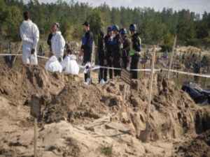 Fossa com 180 corpos é encontrada em cidade da Ucrânia após retirada russa