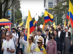 Petro tenta aumentar impostos da classe média e colombianos vão às ruas protestar