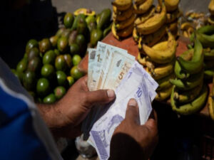 Venezuelanos precisam de 28 salários mínimos para comprar uma cesta básica