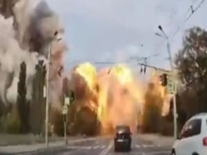 Vídeo: Câmera registra bombardeio em estrada na Ucrânia