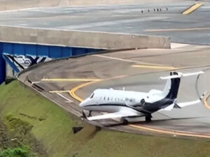 Vídeo: pneu estoura e avião quase cai em barranco em Congonhas (SP)