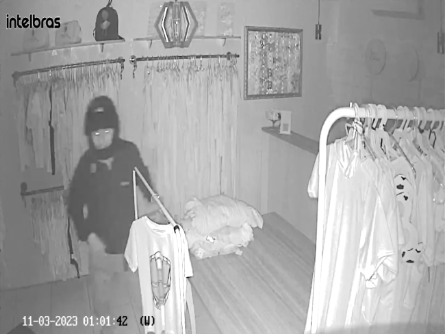 ASSISTA: Vídeo mostra ladrão fazendo arrastão em loja de roupas infantis   Rondoniaovivo.com