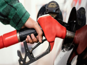 Preço da gasolina cai para R$ 5,54 após quatro semanas de alta