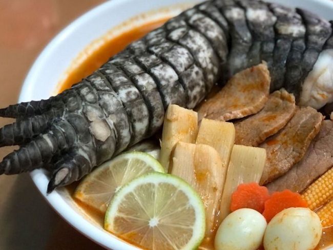 À LA GODZILLA: Restaurante serve macarrão com pata de crocodilo   Rondoniaovivo.com