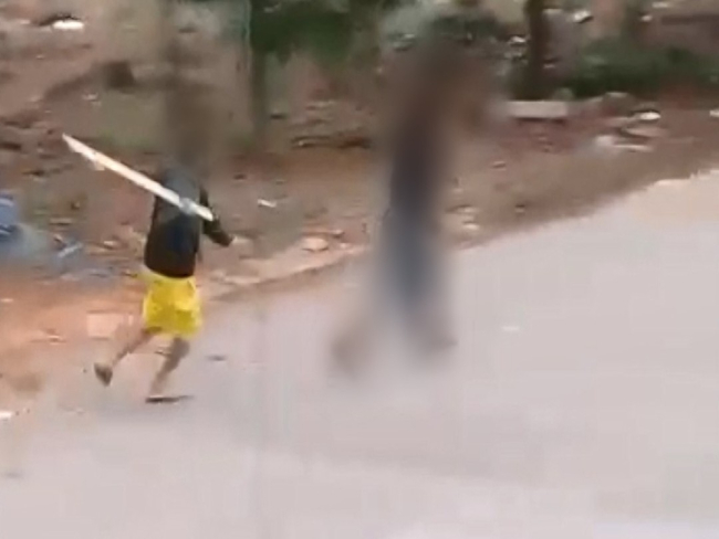EM FAMÍLIA: Homem é agredido a pauladas pelo irmão durante briga em bebedeira    Rondoniaovivo.com
