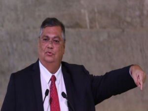 Governo vai gastar R$ 100 milhões para recomprar armas, diz Dino