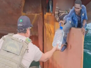 Imigrantes da Nigéria são resgatados pela PF escondidos em navio