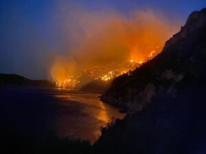 Incêndio florestal: Grécia evacua duas mil pessoas de ilha turística