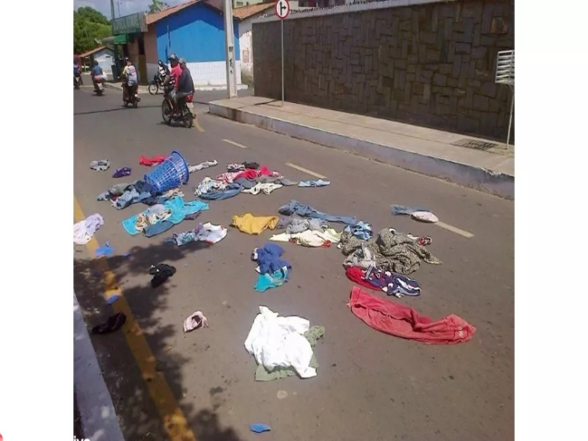 REVOLTADO: Mulher vai beber com as amigas e marido com ciúmes joga as roupas dela na rua   Rondoniaovivo.com