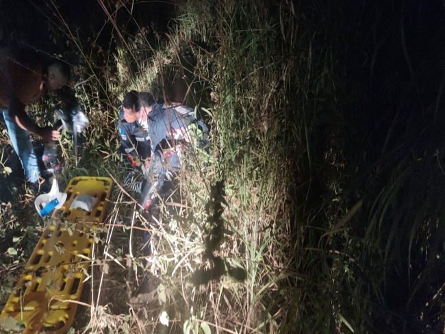 URGENTE: Mulher em moto fica em estado grave ao passar direto em curva   Rondoniaovivo.com