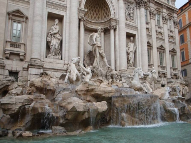 Mulher se banha na Fontana di Trevi e agride guardas