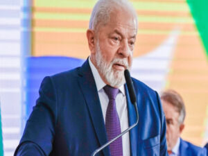 Lula sanciona lei que dá reajuste de 9% a servidores federais