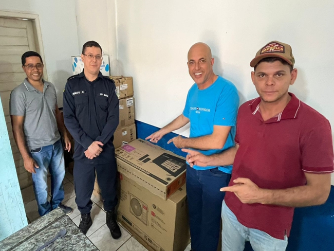 APÓS PEDIDOS: Ismael Crispin entrega mobílias e equipamentos em quartel do interior   Rondoniaovivo.com