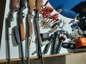 VILHENA: PMRO APREENDE ARMAS, RECUPERA MOTOCICLETA E CONDUZ SUSPEITOS