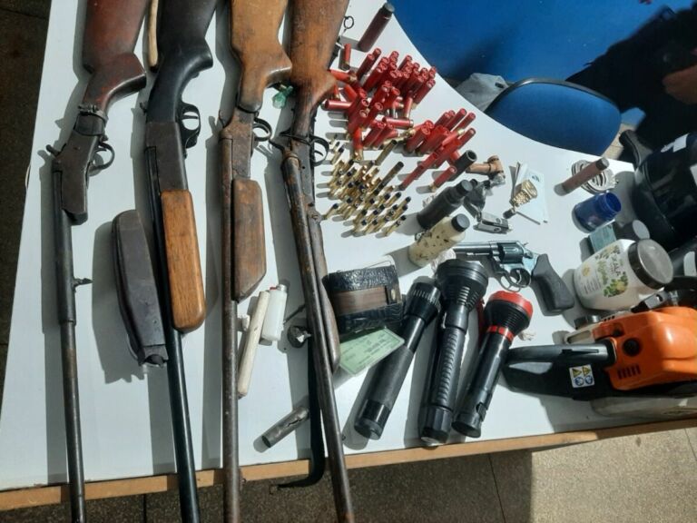 VILHENA: PMRO APREENDE ARMAS, RECUPERA MOTOCICLETA E CONDUZ SUSPEITOS