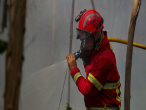Controlado incêndio em fábrica em Castanheira do Ribatejo