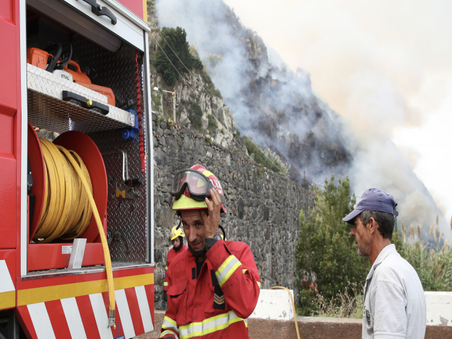 Quatro fogos continuam ativos na costa norte e zona oeste da Madeira