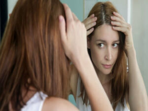 Saiba como lidar com a queda de cabelo durante a menopausa