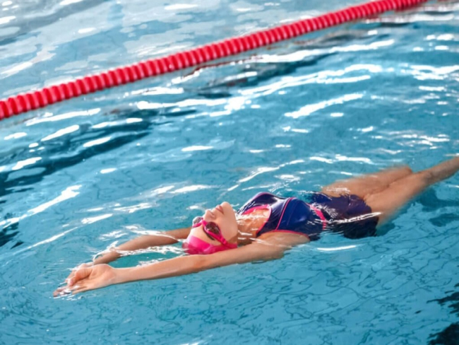 Veja como a natação e a hidroginástica ajudam a fortalecer o corpo