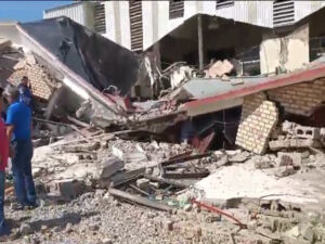 Vídeo: telhado de igreja desaba e deixa 10 mortos
