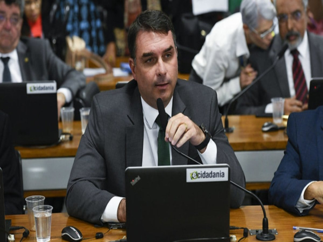 Ex sócio diz que Flávio Bolsonaro abriu loja com R$ 200 mil em espécie