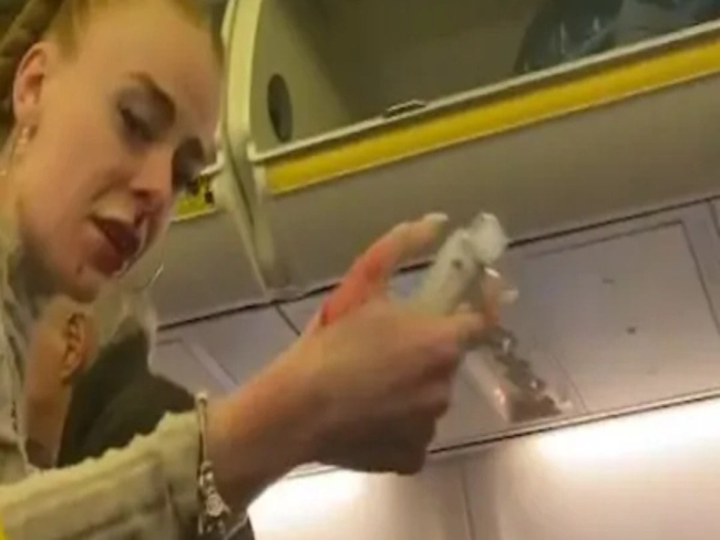 Mulheres trocam socos durante voo na Europa; veja o vídeo