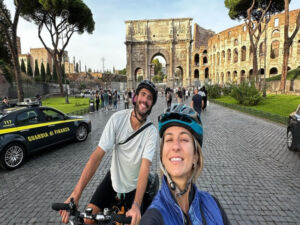 Casal deixa carreira na saúde no Brasil para pedalar pela Europa
