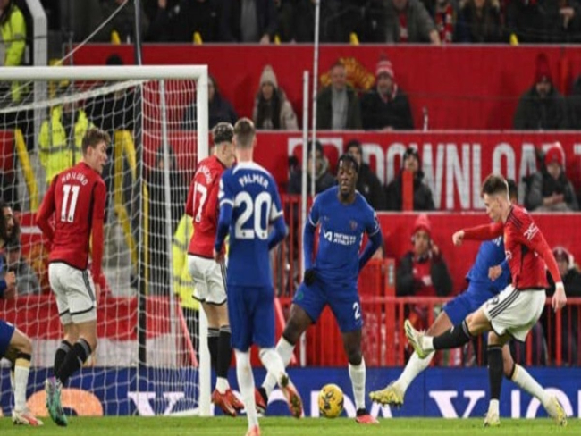 Com dois gols de McTominay, Manchester United bate o Chelsea