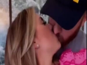 Esposa de Zé Neto recebe cantor com beijão após alta: ‘Nem acredito’
