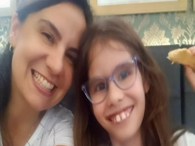 Maria Clara tem síndrome rara que é confundida com o autismo