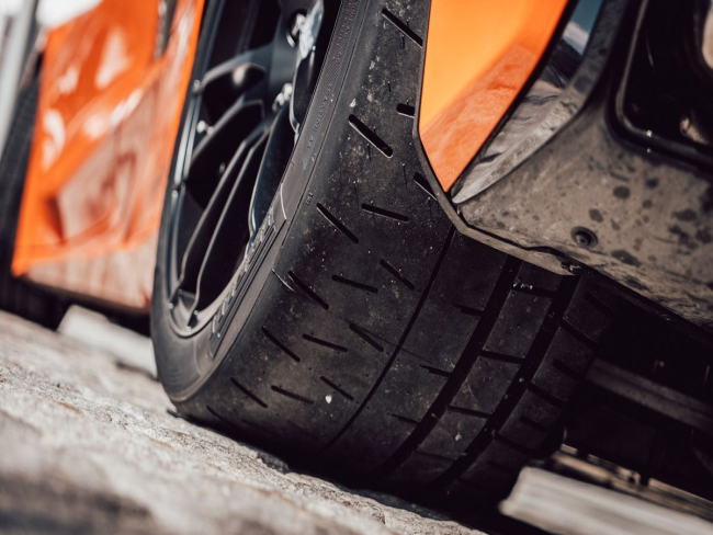 Por que carros esportivos usam pneus mais largos no eixo traseiro?