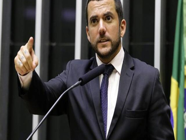 Quem é Carlos Jordy, deputado líder da oposição investigado pela PF
