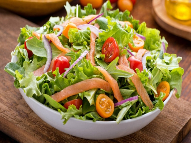 6 saladas ricas em proteínas para aumentar a massa muscular