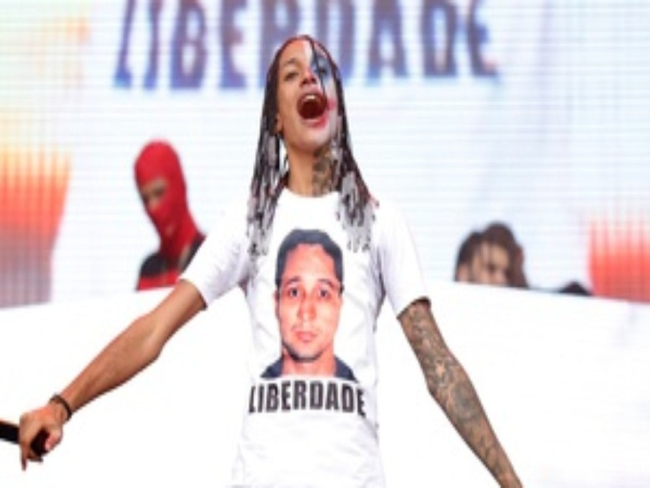 Lolla: Oruam usa camiseta com foto do líder do CV e pede por liberdade