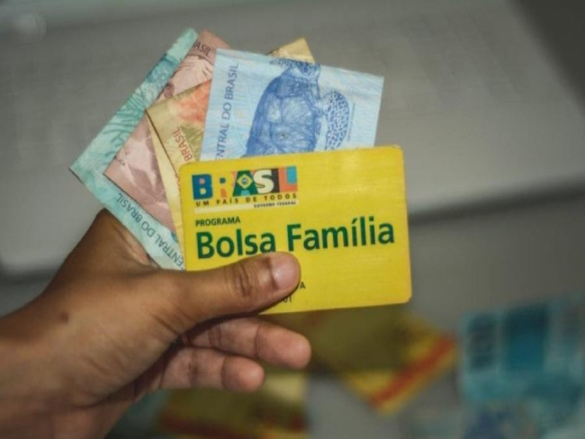 Pix de R$ 900 e aluguel zerado a beneficiários do Bolsa Família é fake