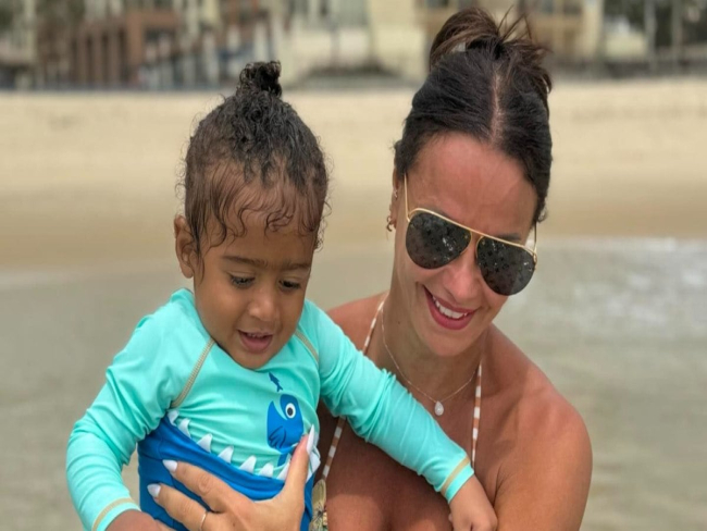 Viviane Araujo ostenta boa forma em dia de praia com a família