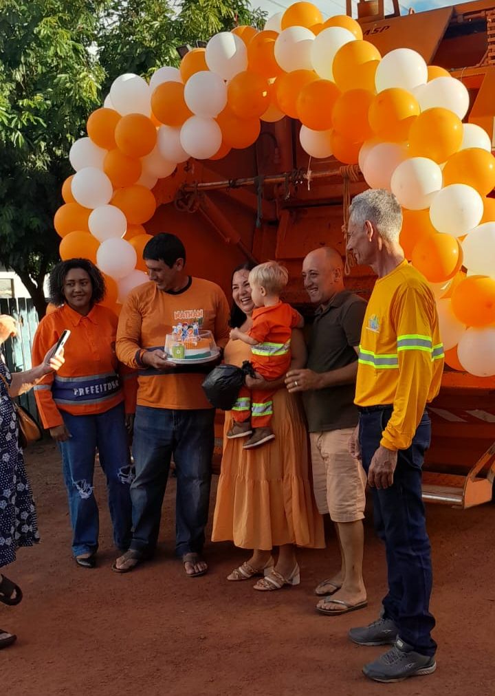 Pequeno Nathan, de Espigão do Oeste, Celebra Seu Aniversário com Amigos Especiais: Os Coletores de Lixo