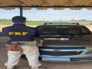 PRF recupera veículo roubado e apreende armas em Porto Velho/RO — Polícia Rodoviária Federal