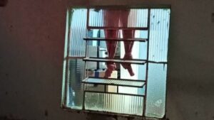 Vizinho confunde cortina amarrada com corpo pendurado e aciona os bombeiros