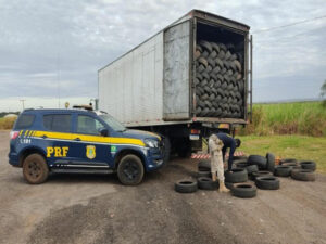 PRF apreende 900 unidades de pneus sem nota fiscal em Porto Velho/RO — Polícia Rodoviária Federal