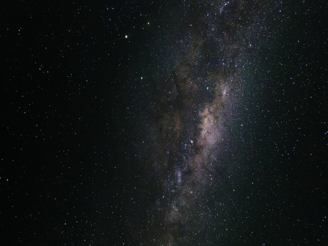Astrônomos descobrem exoplaneta gigante nos limites da Via Láctea