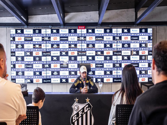 Em coletiva chapa branca, Santos tenta melhorar imagem de Neymar